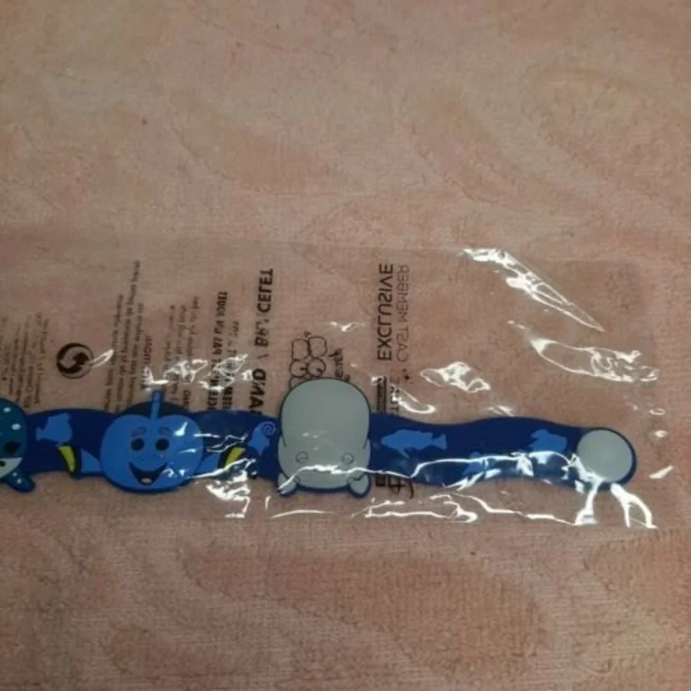 CAST MEMBER EXCLUSIVE 2016 Disney Store FINDING DORY Tsum Wristband Bracelet NEW